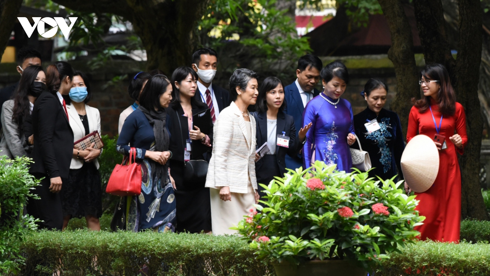 Wife of Japanese PM enjoys visit to Temple of Literature